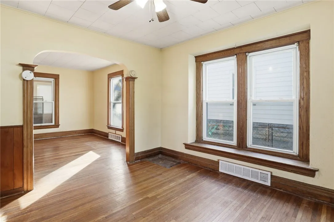 136 Curtis Street, Rochester, New York 14606, Rochester, New York 14606, 3 Bedrooms Bedrooms, 7 Rooms Rooms,1 BathroomBathrooms,Residential,For Sale,136 Curtis Street, Rochester, New York 14606,0,R1647987