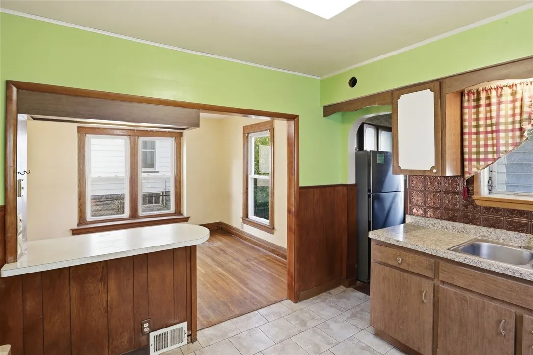 136 Curtis Street, Rochester, New York 14606, Rochester, New York 14606, 3 Bedrooms Bedrooms, 7 Rooms Rooms,1 BathroomBathrooms,Residential,For Sale,136 Curtis Street, Rochester, New York 14606,0,R1647987