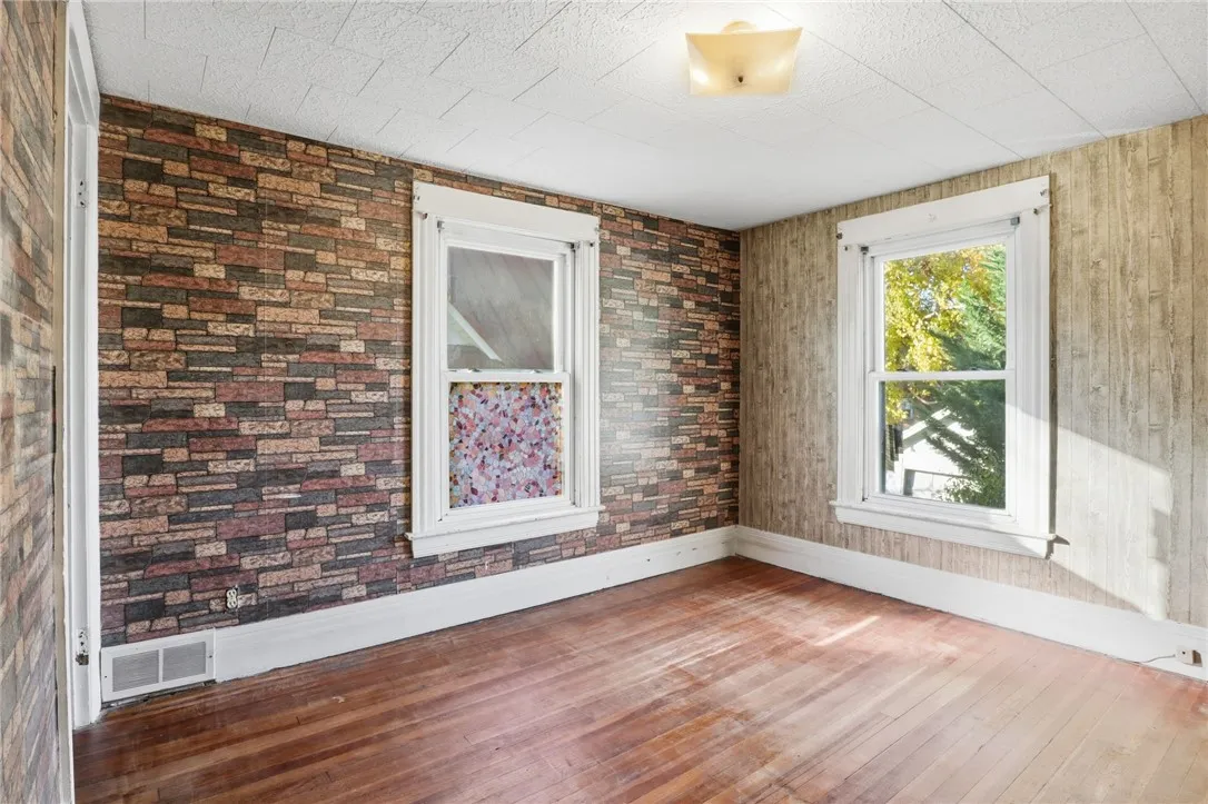 136 Curtis Street, Rochester, New York 14606, Rochester, New York 14606, 3 Bedrooms Bedrooms, 7 Rooms Rooms,1 BathroomBathrooms,Residential,For Sale,136 Curtis Street, Rochester, New York 14606,0,R1647987