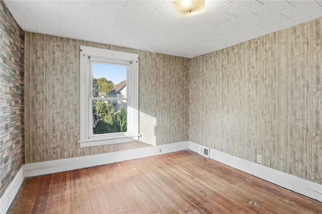 136 Curtis Street, Rochester, New York 14606, Rochester, New York 14606, 3 Bedrooms Bedrooms, 7 Rooms Rooms,1 BathroomBathrooms,Residential,For Sale,136 Curtis Street, Rochester, New York 14606,0,R1647987