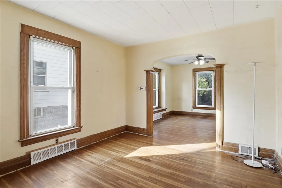 136 Curtis Street, Rochester, New York 14606, Rochester, New York 14606, 3 Bedrooms Bedrooms, 7 Rooms Rooms,1 BathroomBathrooms,Residential,For Sale,136 Curtis Street, Rochester, New York 14606,0,R1647987