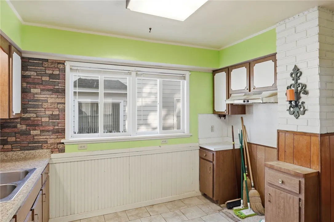 136 Curtis Street, Rochester, New York 14606, Rochester, New York 14606, 3 Bedrooms Bedrooms, 7 Rooms Rooms,1 BathroomBathrooms,Residential,For Sale,136 Curtis Street, Rochester, New York 14606,0,R1647987