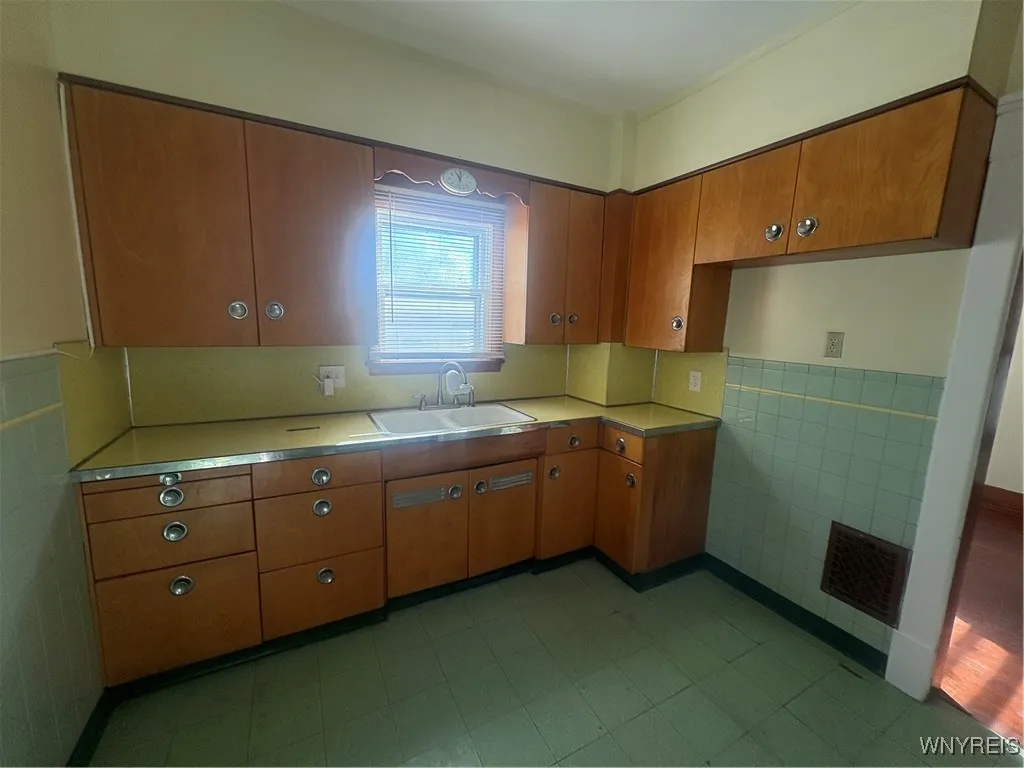 2239 Willow Avenue, Niagara Falls, New York 14305, Niagara Falls, New York 14305, 3 Bedrooms Bedrooms, 6 Rooms Rooms,1 BathroomBathrooms,Residential Lease,For Rent,2239 Willow Avenue, Niagara Falls, New York 14305,0,B1648214