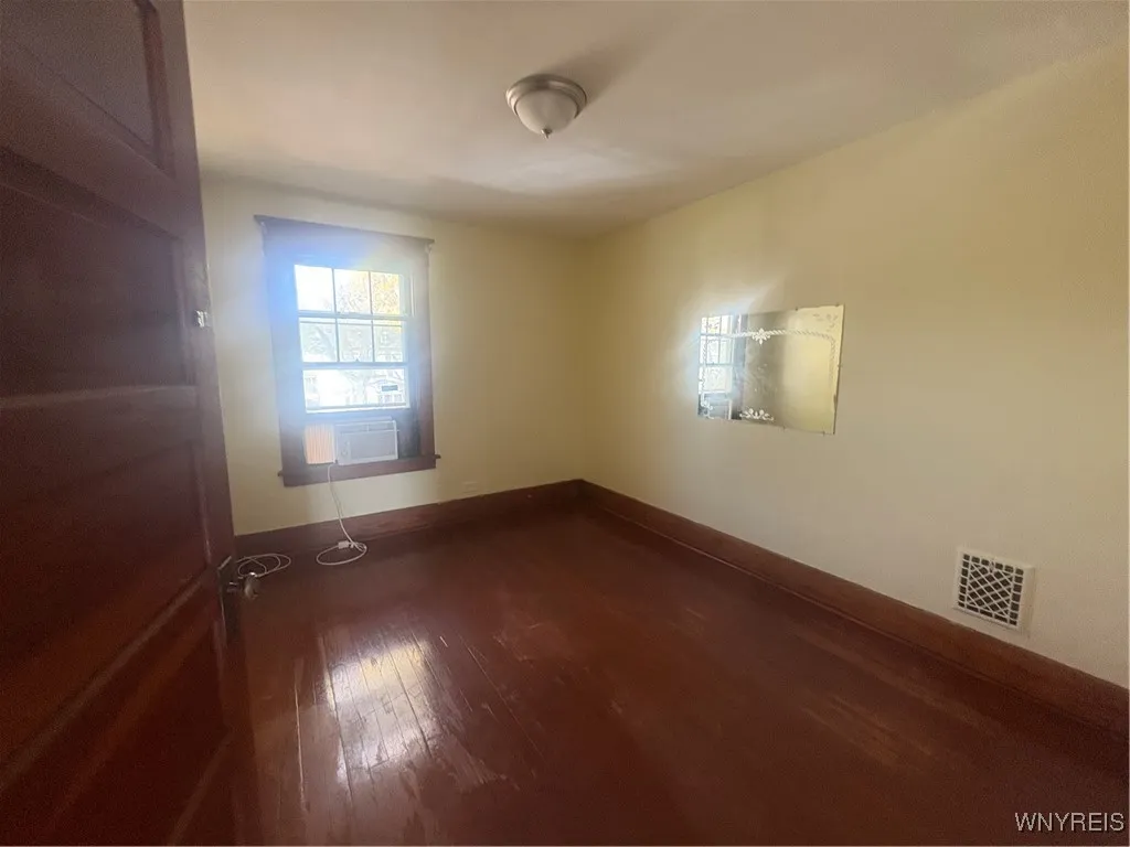 2239 Willow Avenue, Niagara Falls, New York 14305, Niagara Falls, New York 14305, 3 Bedrooms Bedrooms, 6 Rooms Rooms,1 BathroomBathrooms,Residential Lease,For Rent,2239 Willow Avenue, Niagara Falls, New York 14305,0,B1648214