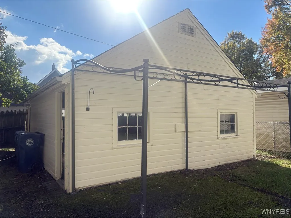 2239 Willow Avenue, Niagara Falls, New York 14305, Niagara Falls, New York 14305, 3 Bedrooms Bedrooms, 6 Rooms Rooms,1 BathroomBathrooms,Residential Lease,For Rent,2239 Willow Avenue, Niagara Falls, New York 14305,0,B1648214