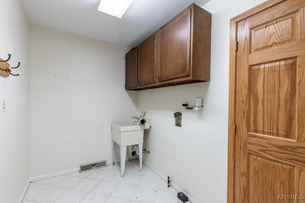 2275 Dodge Road, Amherst, New York 14051, Amherst, New York 14051, 3 Bedrooms Bedrooms, 6 Rooms Rooms,2 BathroomsBathrooms,Residential,For Sale,2275 Dodge Road, Amherst, New York 14051,0,B1648211