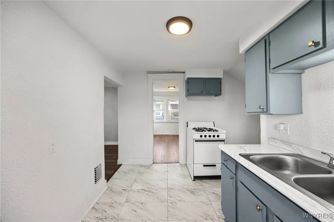 274 Newburgh Avenue, Buffalo, New York 14215, Buffalo, New York 14215, 5 Bedrooms Bedrooms, ,2 BathroomsBathrooms,Residential,For Sale,274 Newburgh Avenue, Buffalo, New York 14215,0,B1648189