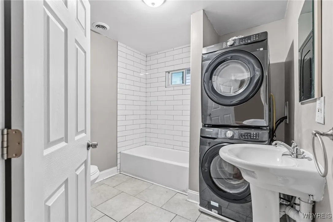 2342 Seneca Street Left, Buffalo, New York 14210, Buffalo, New York 14210, 3 Bedrooms Bedrooms, 5 Rooms Rooms,1 BathroomBathrooms,Residential Lease,For Rent,2342 Seneca Street Left, Buffalo, New York 14210,0,B1648294