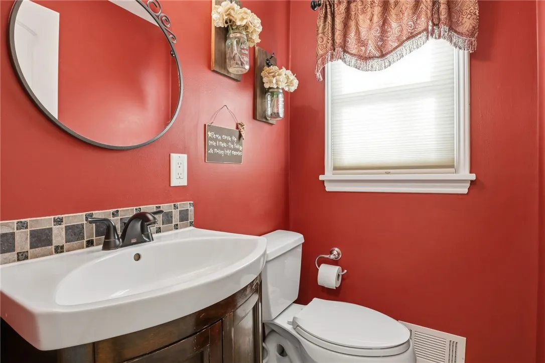 6051 Holly Lane, Farmington, New York 14425, Farmington, New York 14425, 4 Bedrooms Bedrooms, 10 Rooms Rooms,2 BathroomsBathrooms,Residential,For Sale,6051 Holly Lane, Farmington, New York 14425,0,R1648099