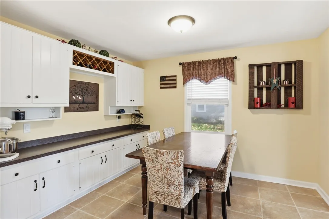 6051 Holly Lane, Farmington, New York 14425, Farmington, New York 14425, 4 Bedrooms Bedrooms, 10 Rooms Rooms,2 BathroomsBathrooms,Residential,For Sale,6051 Holly Lane, Farmington, New York 14425,0,R1648099