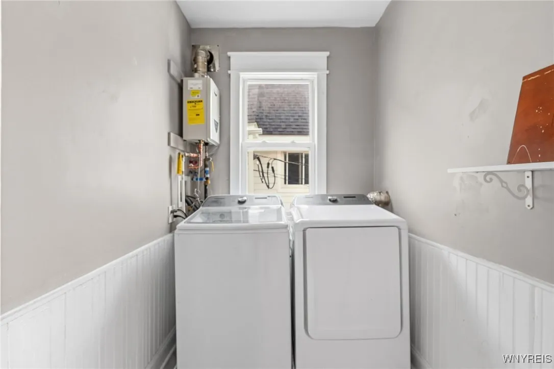 2342 Seneca Street Right, Buffalo, New York 14210, Buffalo, New York 14210, 3 Bedrooms Bedrooms, 6 Rooms Rooms,1 BathroomBathrooms,Residential Lease,For Rent,2342 Seneca Street Right, Buffalo, New York 14210,0,B1648308