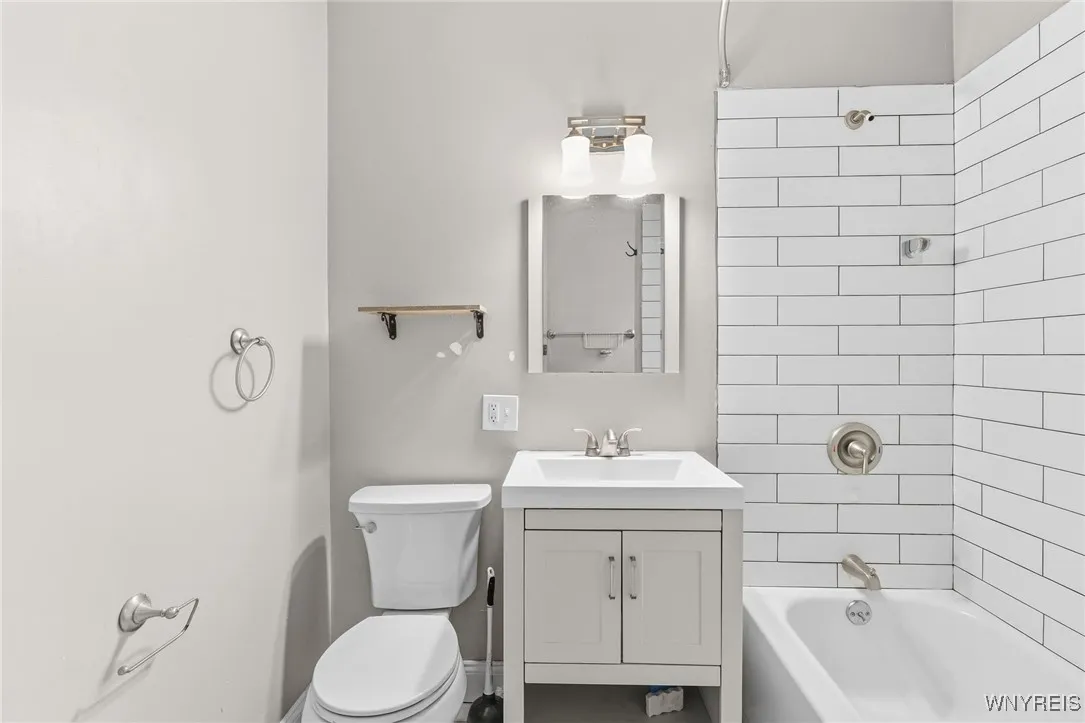 2342 Seneca Street Right, Buffalo, New York 14210, Buffalo, New York 14210, 3 Bedrooms Bedrooms, 6 Rooms Rooms,1 BathroomBathrooms,Residential Lease,For Rent,2342 Seneca Street Right, Buffalo, New York 14210,0,B1648308