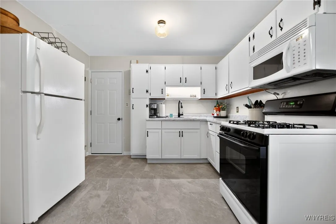 403 Brody Drive, Utica, New York 13502, Utica, New York 13502, 3 Bedrooms Bedrooms, 5 Rooms Rooms,1 BathroomBathrooms,Residential,For Sale,403 Brody Drive, Utica, New York 13502,0,B1647995