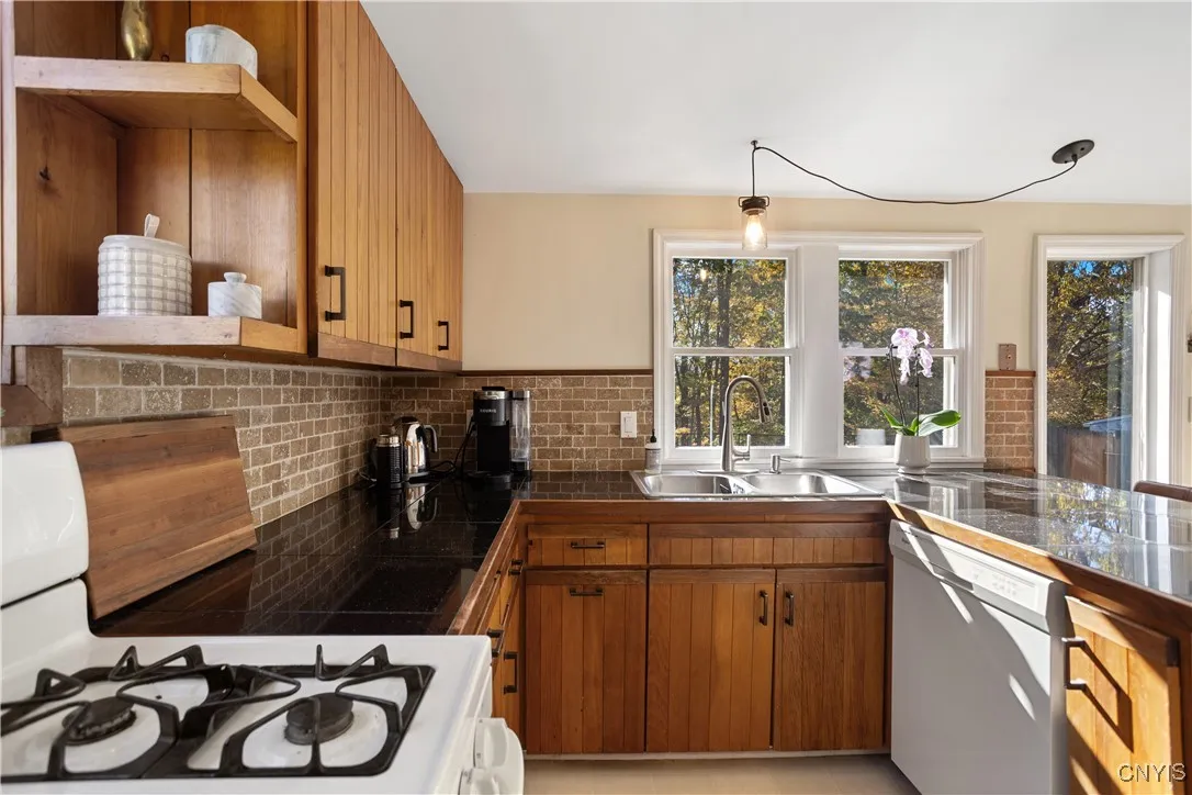 312 South Street, Manlius, New York 13066, Manlius, New York 13066, 3 Bedrooms Bedrooms, 7 Rooms Rooms,2 BathroomsBathrooms,Residential,For Sale,312 South Street, Manlius, New York 13066,0,S1648174