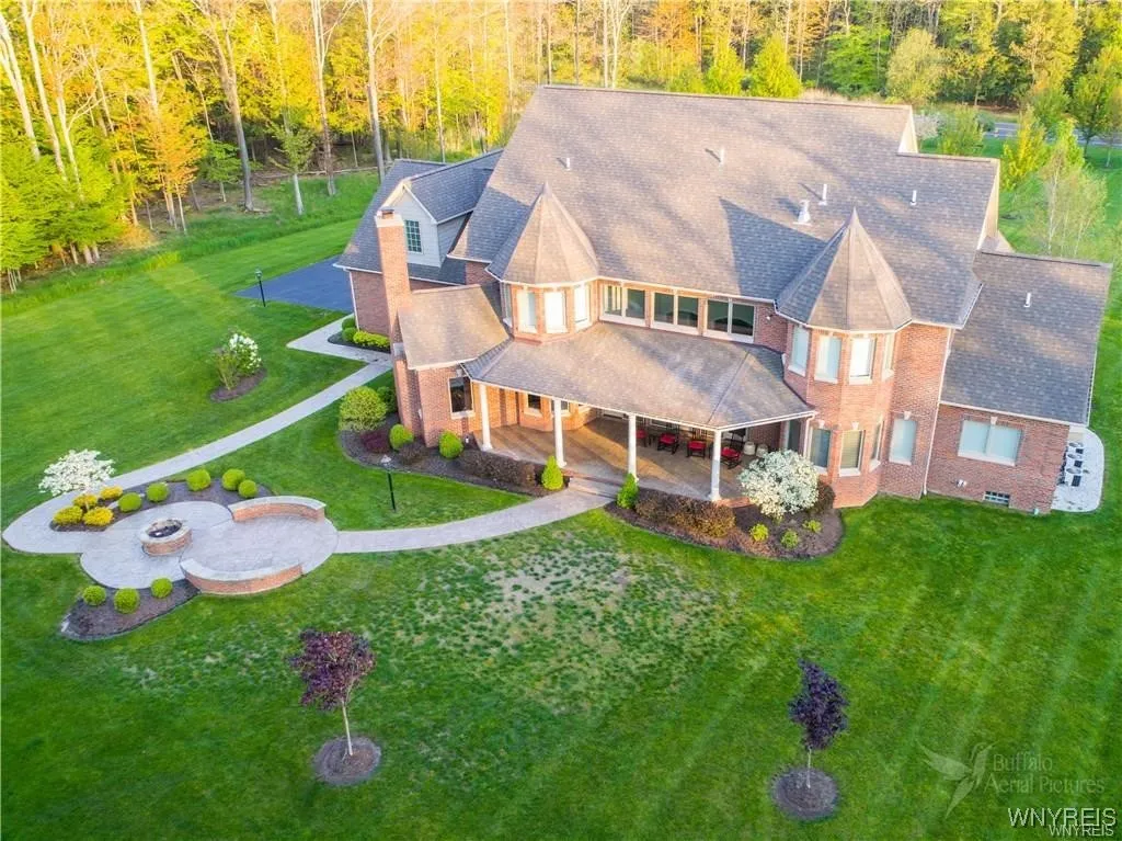 698 Windover Lane, Evans, New York 14047, Evans, New York 14047, 5 Bedrooms Bedrooms, 13 Rooms Rooms,6 BathroomsBathrooms,Residential,For Sale,698 Windover Lane, Evans, New York 14047,0,B1648148