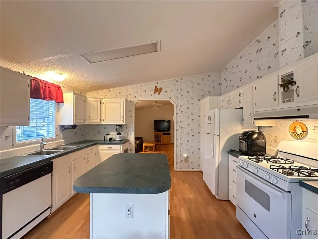 2 Tree Stump Drive, New Hartford, New York 13321, New Hartford, New York 13321, 3 Bedrooms Bedrooms, 6 Rooms Rooms,2 BathroomsBathrooms,Residential,For Sale,2 Tree Stump Drive, New Hartford, New York 13321,0,S1648298