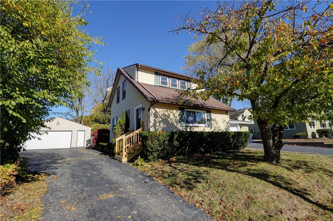 304 Zuber Road, Irondequoit, New York 14622, Irondequoit, New York 14622, 2 Bedrooms Bedrooms, 7 Rooms Rooms,1 BathroomBathrooms,Residential Lease,For Rent,304 Zuber Road, Irondequoit, New York 14622,0,R1648328