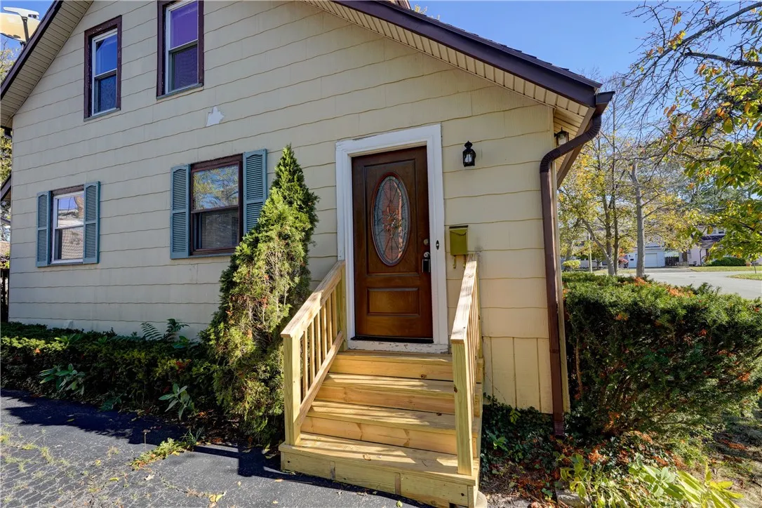 304 Zuber Road, Irondequoit, New York 14622, Irondequoit, New York 14622, 2 Bedrooms Bedrooms, 7 Rooms Rooms,1 BathroomBathrooms,Residential Lease,For Rent,304 Zuber Road, Irondequoit, New York 14622,0,R1648328
