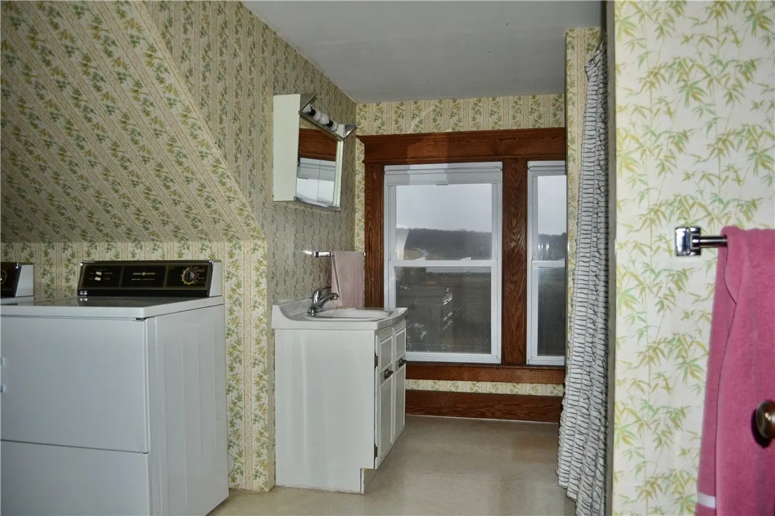 3rd Fl Full Bath & Laundry