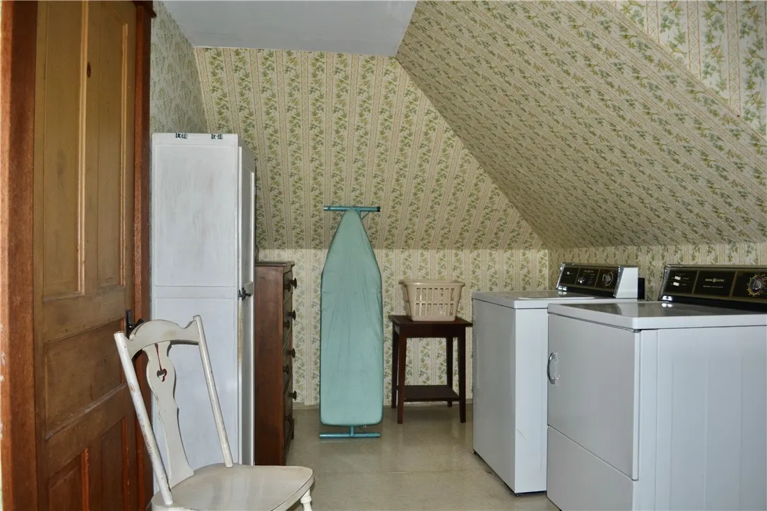 3rd Fl Full Bath & Laundry