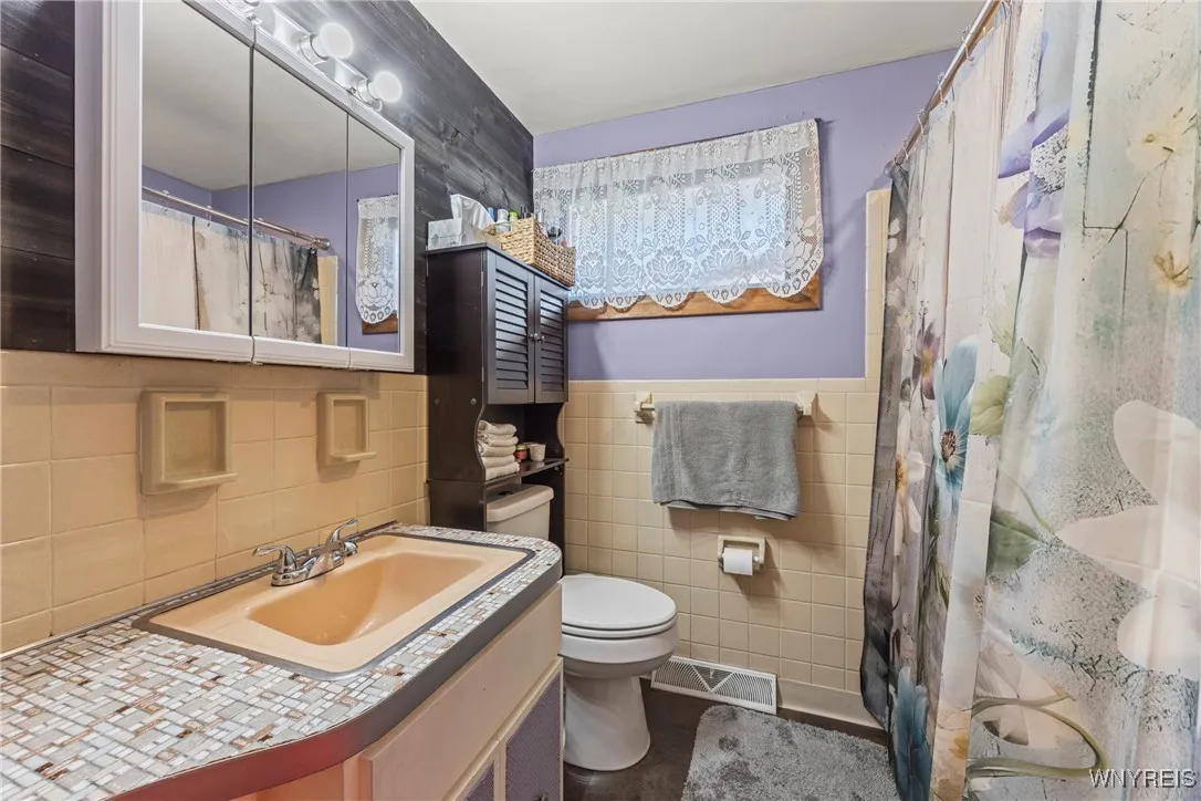 130 Leonore Road, Amherst, New York 14226, Amherst, New York 14226, 3 Bedrooms Bedrooms, 7 Rooms Rooms,2 BathroomsBathrooms,Residential,For Sale,130 Leonore Road, Amherst, New York 14226,0,B1648339