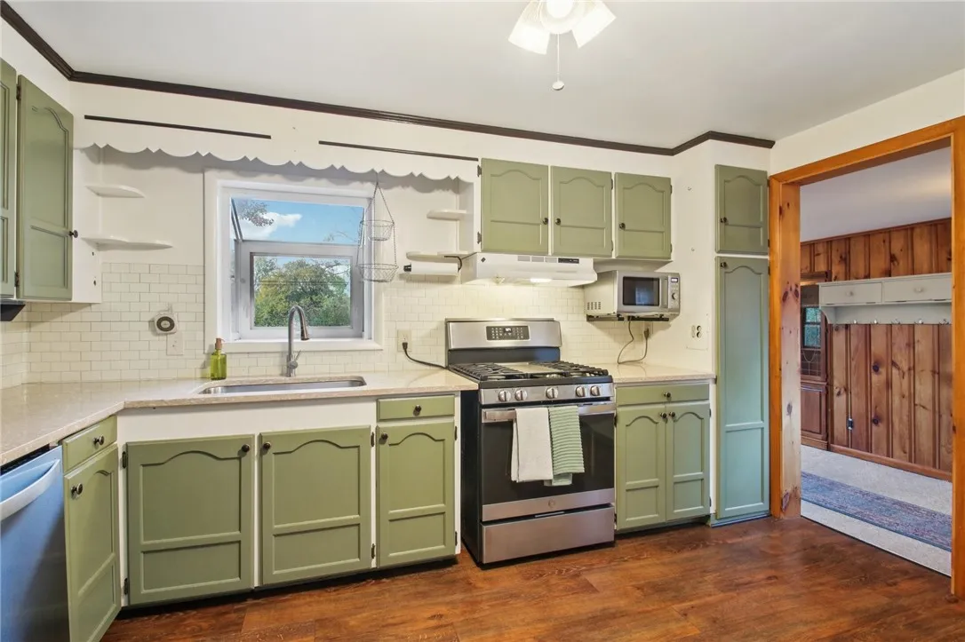 166 Shore Acres Drive, Greece, New York 14612, Greece, New York 14612, 4 Bedrooms Bedrooms, 7 Rooms Rooms,1 BathroomBathrooms,Residential,For Sale,166 Shore Acres Drive, Greece, New York 14612,0,R1647776