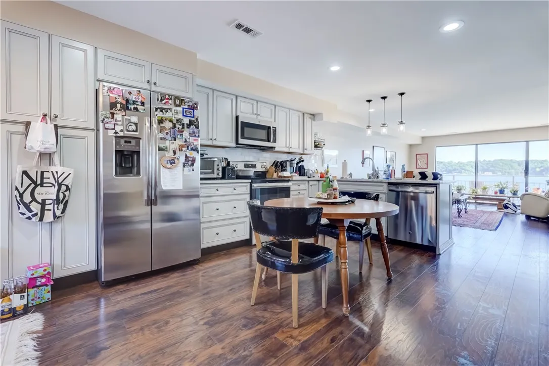 281 Bay Village Drive, Irondequoit, New York 14609, Irondequoit, New York 14609, 2 Bedrooms Bedrooms, 5 Rooms Rooms,1 BathroomBathrooms,Residential,For Sale,281 Bay Village Drive, Irondequoit, New York 14609,0,R1648359