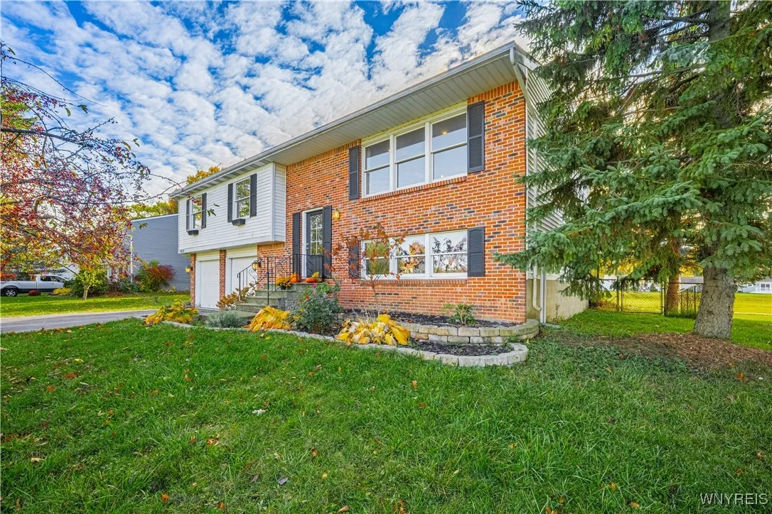 6632 Royal Parkway North, Lockport Town, New York, Lockport Town, New York 14094, 3 Bedrooms Bedrooms, 7 Rooms Rooms,2 BathroomsBathrooms,Residential,For Sale,6632 Royal Parkway North, Lockport Town, New York ,0,B1647707