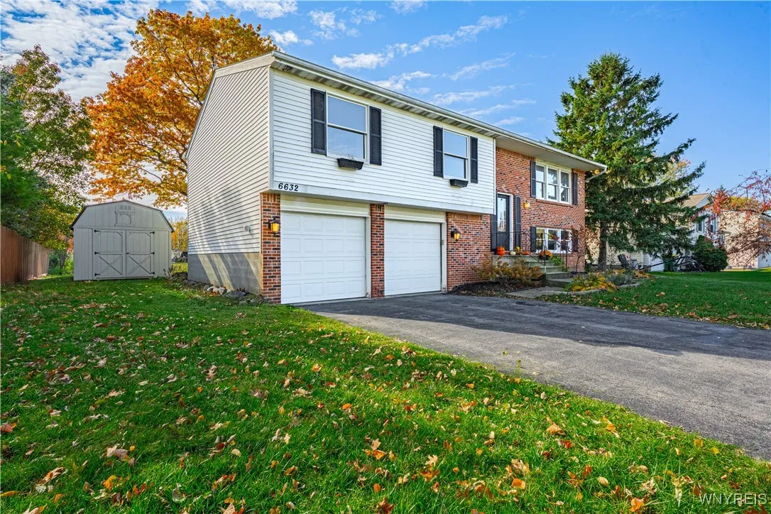 6632 Royal Parkway North, Lockport Town, New York, Lockport Town, New York 14094, 3 Bedrooms Bedrooms, 7 Rooms Rooms,2 BathroomsBathrooms,Residential,For Sale,6632 Royal Parkway North, Lockport Town, New York ,0,B1647707