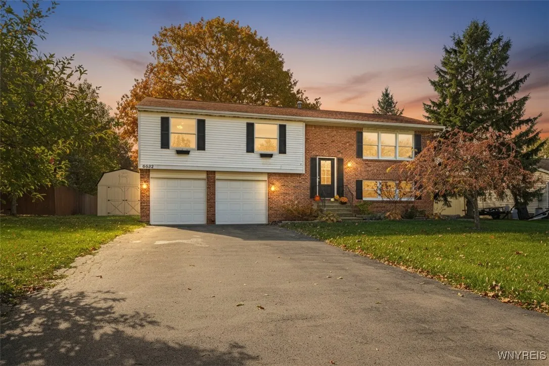 6632 Royal Parkway North, Lockport Town, New York, Lockport Town, New York 14094, 3 Bedrooms Bedrooms, 7 Rooms Rooms,2 BathroomsBathrooms,Residential,For Sale,6632 Royal Parkway North, Lockport Town, New York ,0,B1647707