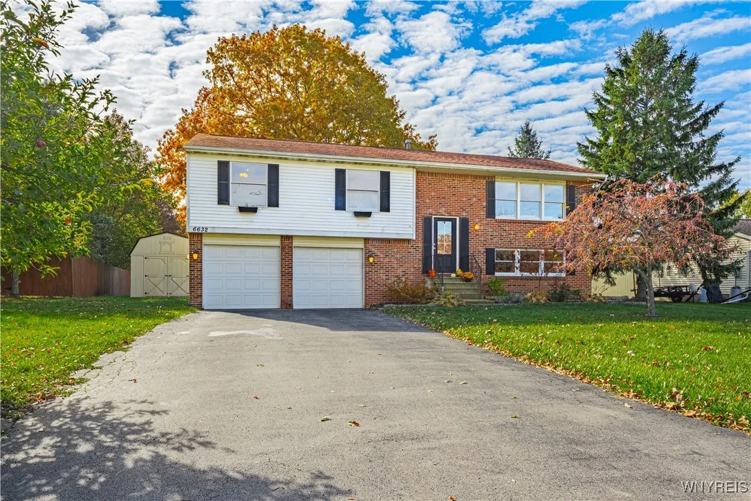 6632 Royal Parkway North, Lockport Town, New York, Lockport Town, New York 14094, 3 Bedrooms Bedrooms, 7 Rooms Rooms,2 BathroomsBathrooms,Residential,For Sale,6632 Royal Parkway North, Lockport Town, New York ,0,B1647707