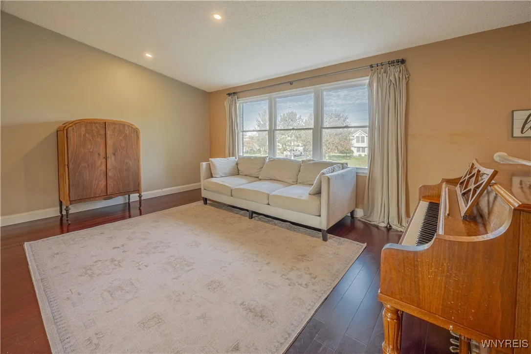 6632 Royal Parkway North, Lockport Town, New York, Lockport Town, New York 14094, 3 Bedrooms Bedrooms, 7 Rooms Rooms,2 BathroomsBathrooms,Residential,For Sale,6632 Royal Parkway North, Lockport Town, New York ,0,B1647707