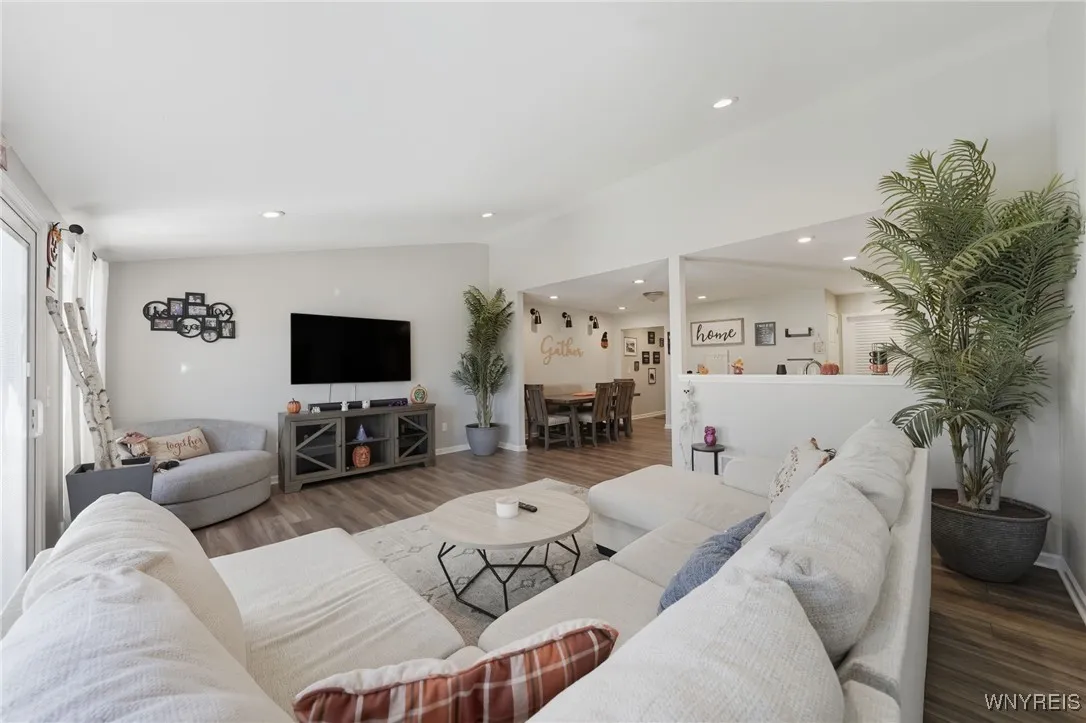 602 Carriage Lane, West Seneca, New York 14224, West Seneca, New York 14224, 2 Bedrooms Bedrooms, 9 Rooms Rooms,2 BathroomsBathrooms,Residential,For Sale,602 Carriage Lane, West Seneca, New York 14224,0,B1648352