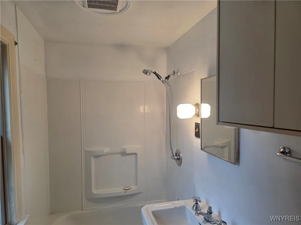 176 Milnor Avenue, Lackawanna, New York 14218, Lackawanna, New York 14218, 3 Rooms Rooms,1 BathroomBathrooms,Residential Lease,Closed,176 Milnor Avenue, Lackawanna, New York 14218,0,B1648404