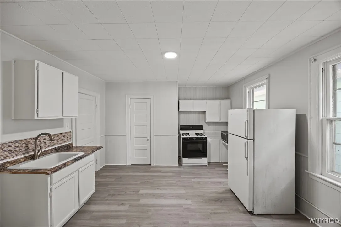 303 Cable Street, Buffalo, New York 14206, Buffalo, New York 14206, 6 Bedrooms Bedrooms, ,2 BathroomsBathrooms,Residential,For Sale,303 Cable Street, Buffalo, New York 14206,0,B1647772