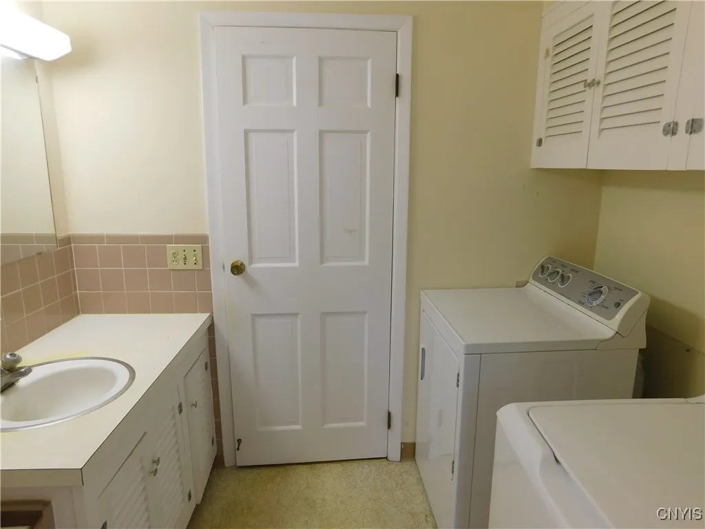 121 Pine Ridge Road, Manlius, New York 13066, Manlius, New York 13066, 4 Bedrooms Bedrooms, 11 Rooms Rooms,2 BathroomsBathrooms,Residential,For Sale,121 Pine Ridge Road, Manlius, New York 13066,0,S1648521