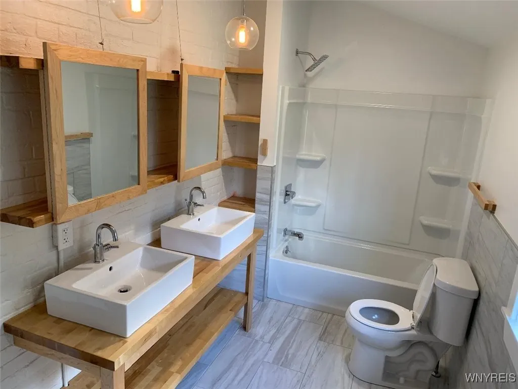 75 Johnson Park 2, Buffalo, New York 14201, Buffalo, New York 14201, 2 Bedrooms Bedrooms, 3 Rooms Rooms,2 BathroomsBathrooms,Residential Lease,For Rent,75 Johnson Park 2, Buffalo, New York 14201,0,B1648529