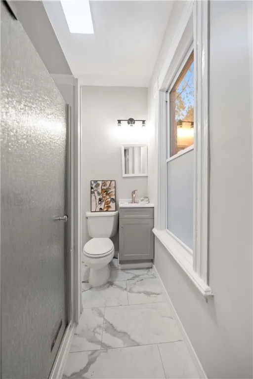 Full bath off the office/ 4th bedroom