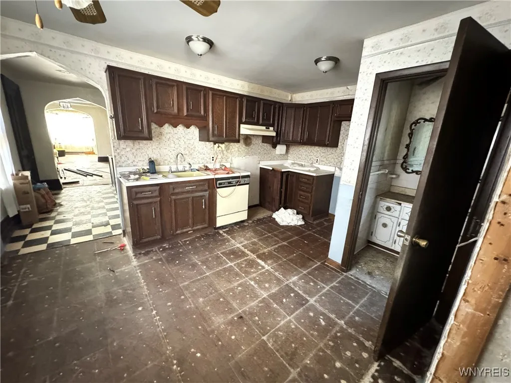 99 Lakeview Avenue, Buffalo, New York 14201, Buffalo, New York 14201, 5 Bedrooms Bedrooms, ,2 BathroomsBathrooms,Residential,For Sale,99 Lakeview Avenue, Buffalo, New York 14201,0,B1648364