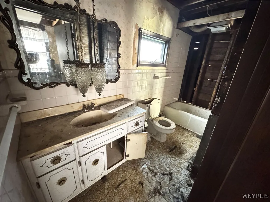 99 Lakeview Avenue, Buffalo, New York 14201, Buffalo, New York 14201, 5 Bedrooms Bedrooms, ,2 BathroomsBathrooms,Residential,For Sale,99 Lakeview Avenue, Buffalo, New York 14201,0,B1648364