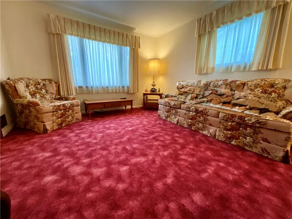 Another view of the living rm.