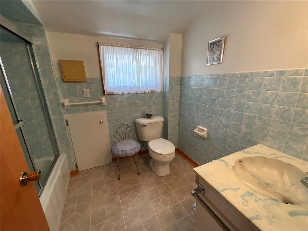 2nd floor bathroom