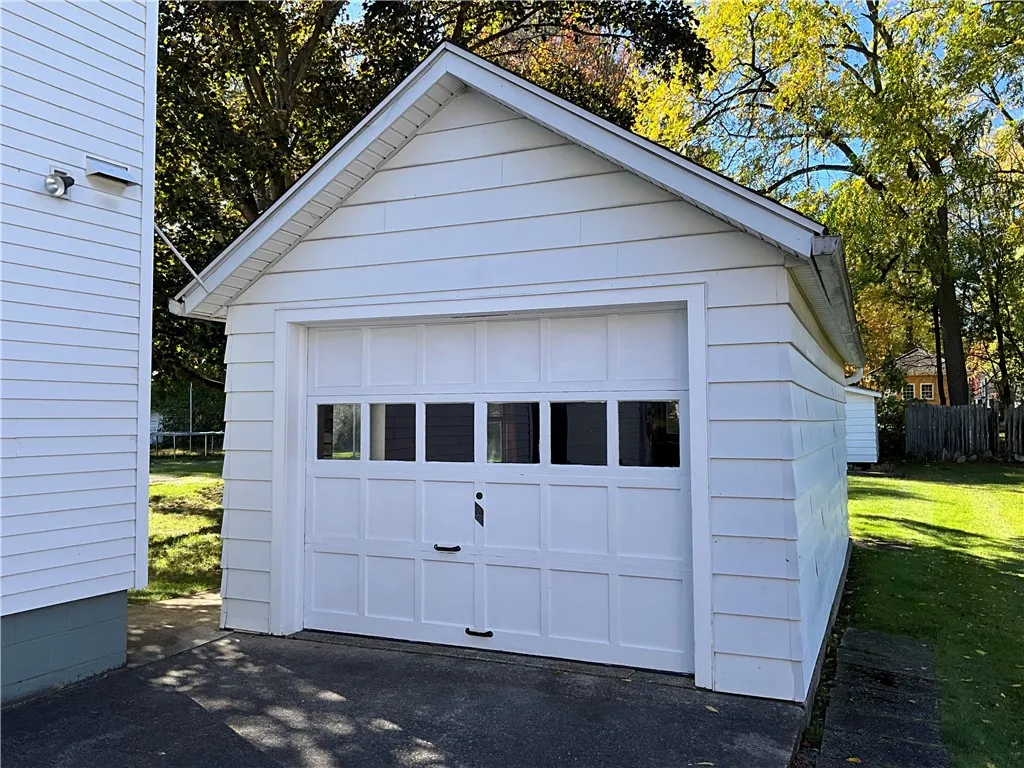 Detached garage