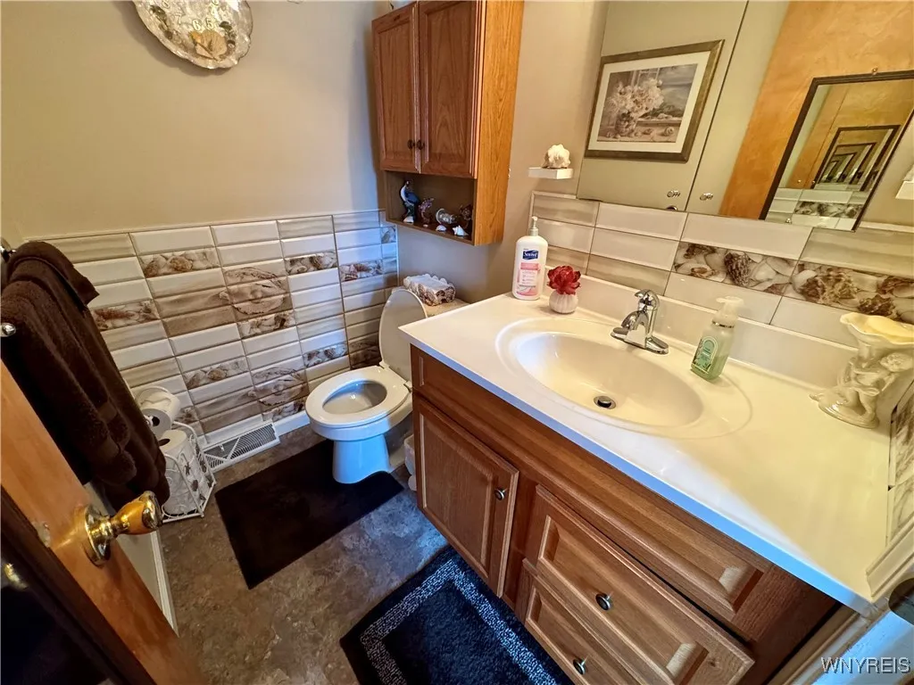 6160 Karen Avenue, Newfane, New York 14108, Newfane, New York 14108, 4 Bedrooms Bedrooms, 10 Rooms Rooms,1 BathroomBathrooms,Residential,For Sale,6160 Karen Avenue, Newfane, New York 14108,0,B1648678