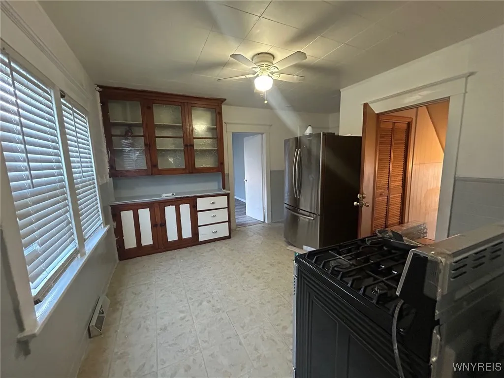 63 Page Street, Buffalo, New York 14207, Buffalo, New York 14207, 2 Bedrooms Bedrooms, 6 Rooms Rooms,1 BathroomBathrooms,Residential Lease,For Rent,63 Page Street, Buffalo, New York 14207,0,B1648642