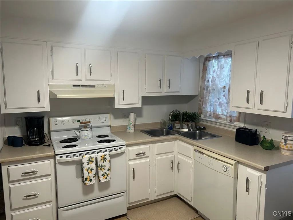 511 Hickory Street, Salina, New York 13088, Salina, New York 13088, 3 Bedrooms Bedrooms, 8 Rooms Rooms,1 BathroomBathrooms,Residential Lease,Closed,511 Hickory Street, Salina, New York 13088,0,S1648703