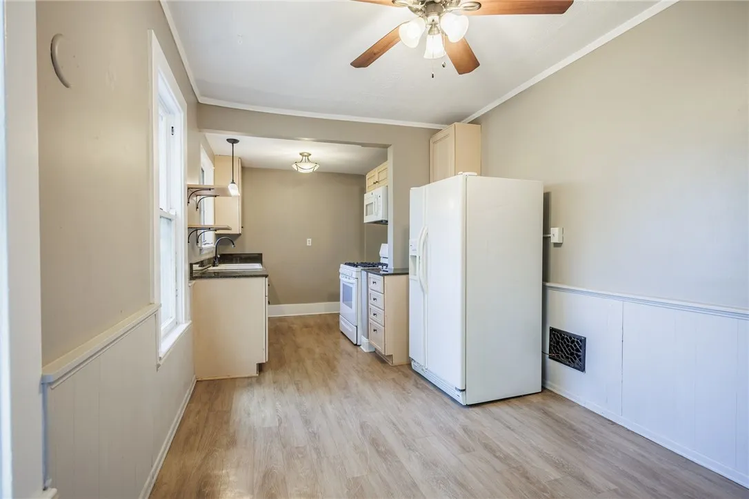 1609 Culver Road 2, Rochester, New York 14609, Rochester, New York 14609, 2 Bedrooms Bedrooms, 4 Rooms Rooms,1 BathroomBathrooms,Residential Lease,For Rent,1609 Culver Road 2, Rochester, New York 14609,0,R1648701