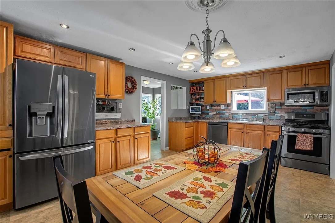 Eat-in Kitchen