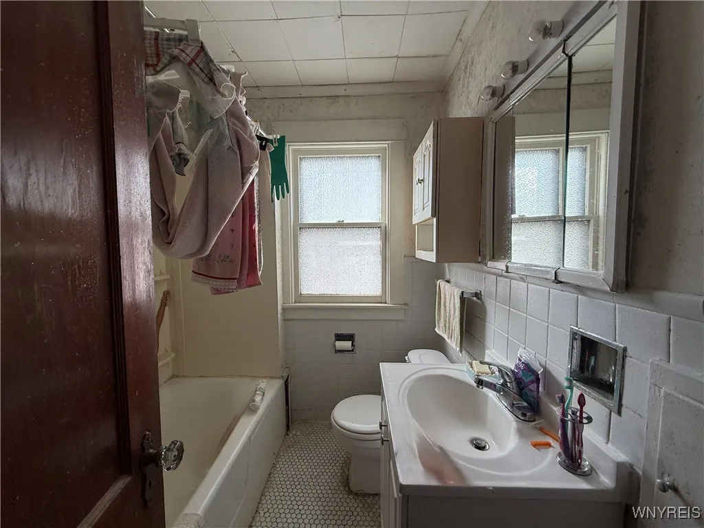 638 Highgate Avenue, Buffalo, New York 14215, Buffalo, New York 14215, 4 Bedrooms Bedrooms, ,2 BathroomsBathrooms,Residential,For Sale,638 Highgate Avenue, Buffalo, New York 14215,0,B1648533