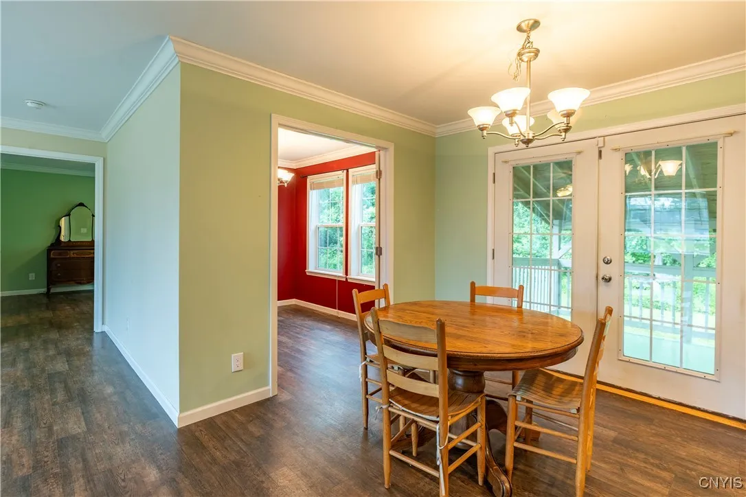 Its open layout and bright ambiance create the perfect setting for casual breakfasts, family dinners, or weekend brunches. A welcoming atmosphere that brings warmth and connection to every bite.